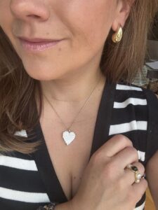 Read more about the article The “Hero” Piece: How to Choose Jewelry that Instantly Elevates Your Capsule Wardrobe