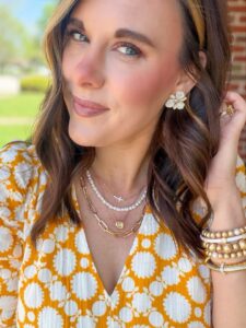 Read more about the article How to Integrate Statement Jewelry With Your Simple Capsule Wardrobe