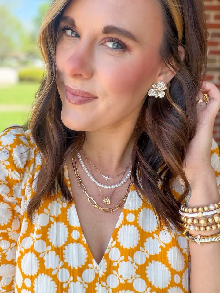 Read more about the article How to Integrate Statement Jewelry With Your Simple Capsule Wardrobe